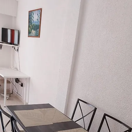 Mikis' 1 Bedroom Near The And Center Appartement Larnaca