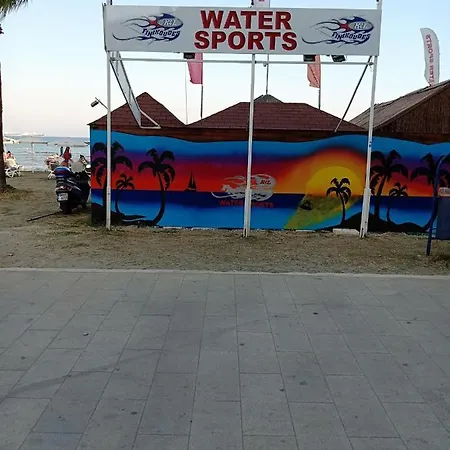 Mikis' 1 Bedroom Near The And Center Lárnaka