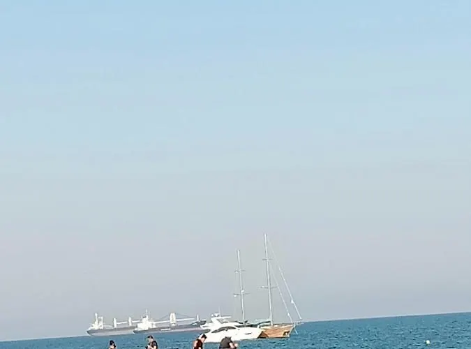 Mikis' 1 Bedroom Near The And Center Larnaca