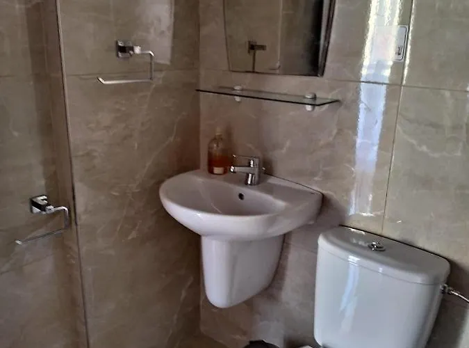 Mikis' 1 Bedroom Near The And Center *