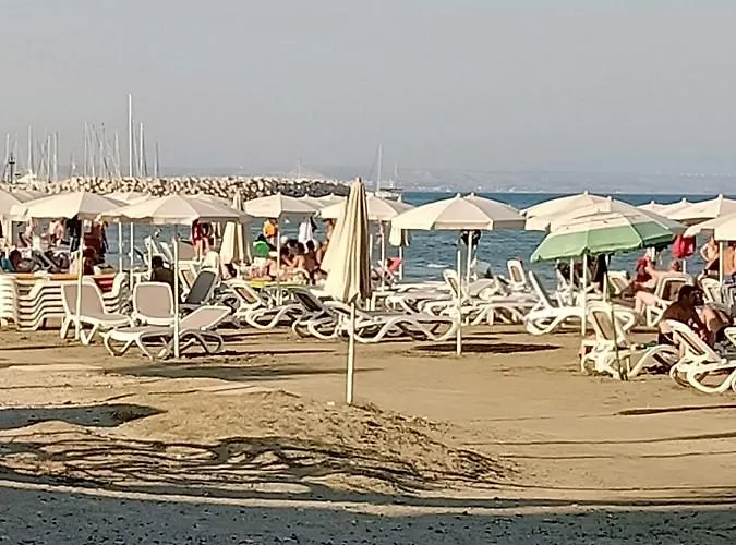 Апартаменти Mikis' 1 Bedroom Near The And Center Ларнака