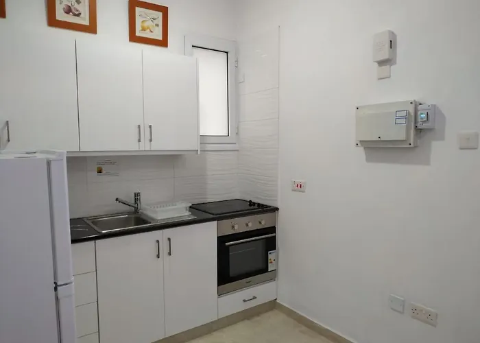 Mikis' 1 Bedroom Near The And Center