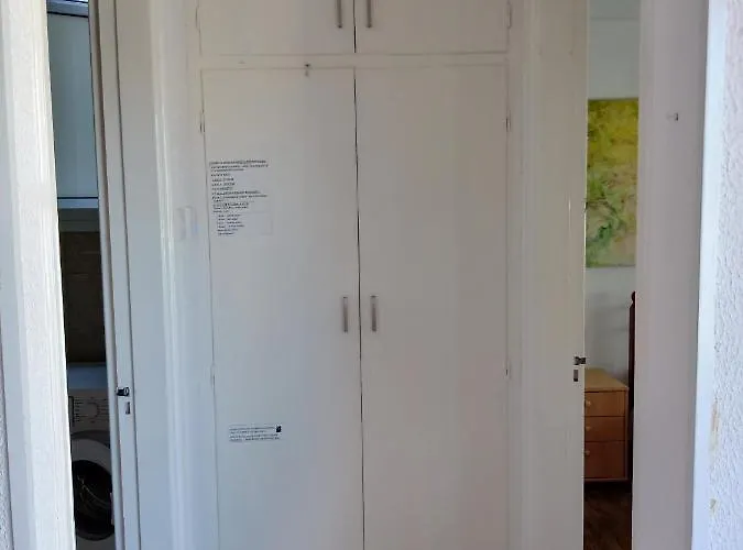 Mikis' 1 Bedroom Near The And Center Апартаменти Ларнака