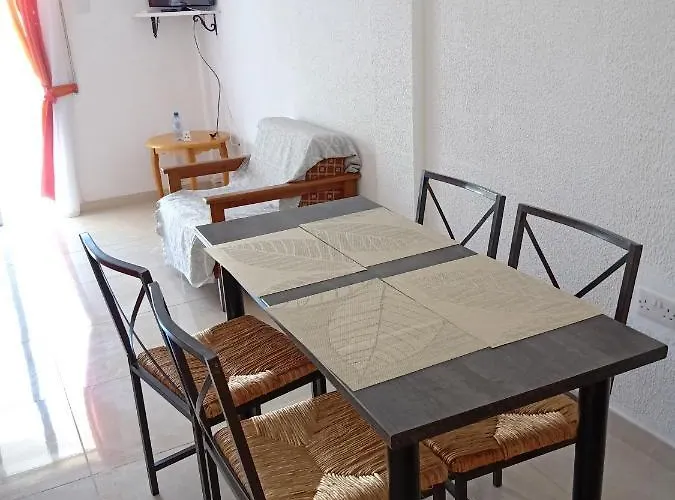 Mikis' 1 Bedroom Near The And Center