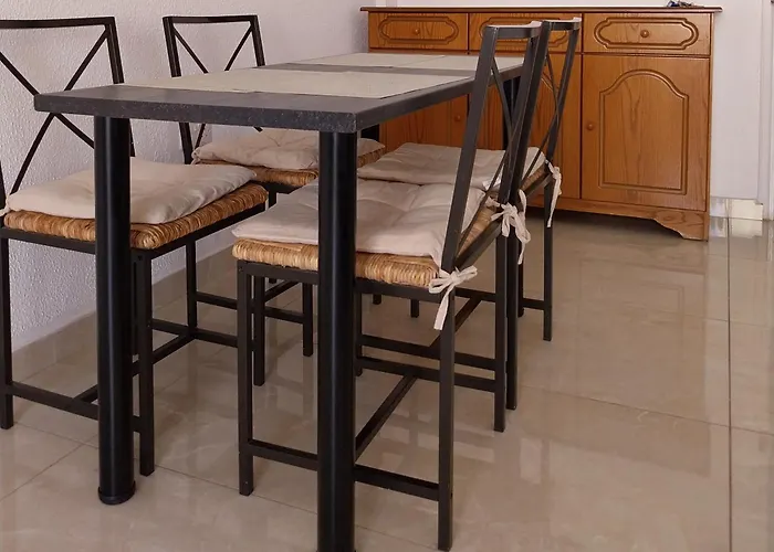 Mikis' 1 Bedroom Near The And Center Apartment *