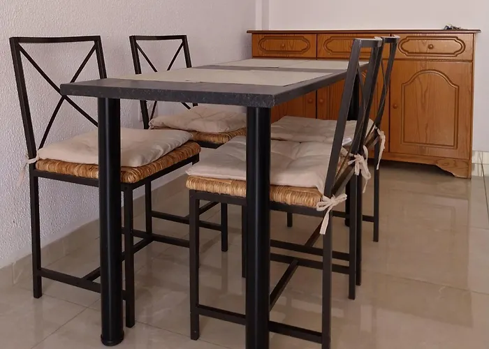 Mikis' 1 Bedroom Near The And Center * لارنكا