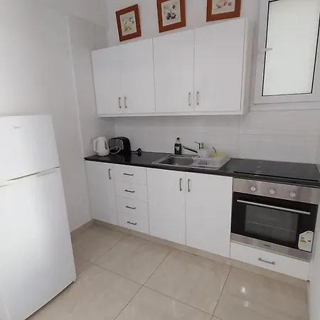 Mikis' 1 Bedroom Near The And Center アパート ラルナカ