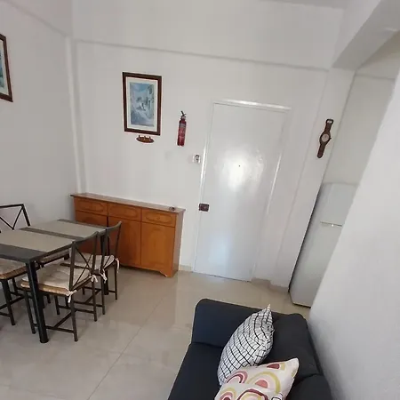 アパート Mikis' 1 Bedroom Near The And Center ラルナカ